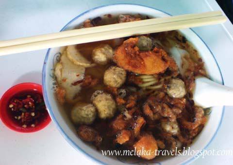 tengkera fishball noodle with prawn cracker