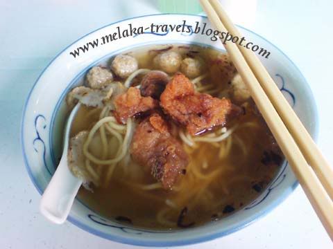 tengkera fishball noodle with prawn cracker
